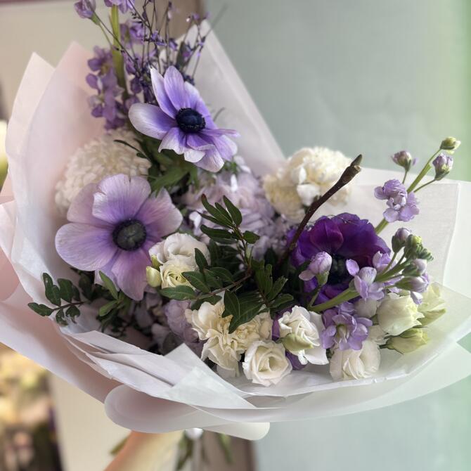 Весенний букет с анемонами в лавандовых оттенках