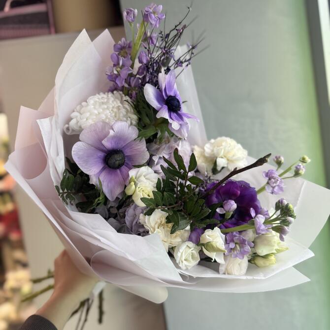 Весенний букет с анемонами в лавандовых оттенках