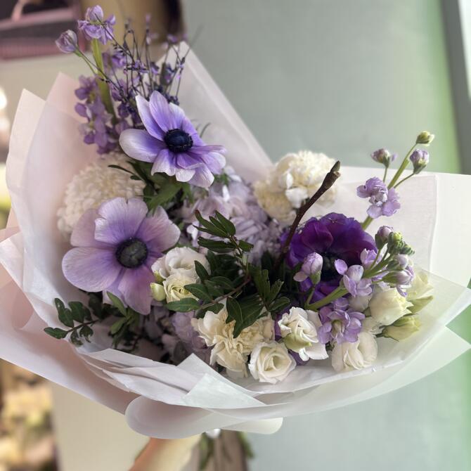 Весенний букет с анемонами в лавандовых оттенках