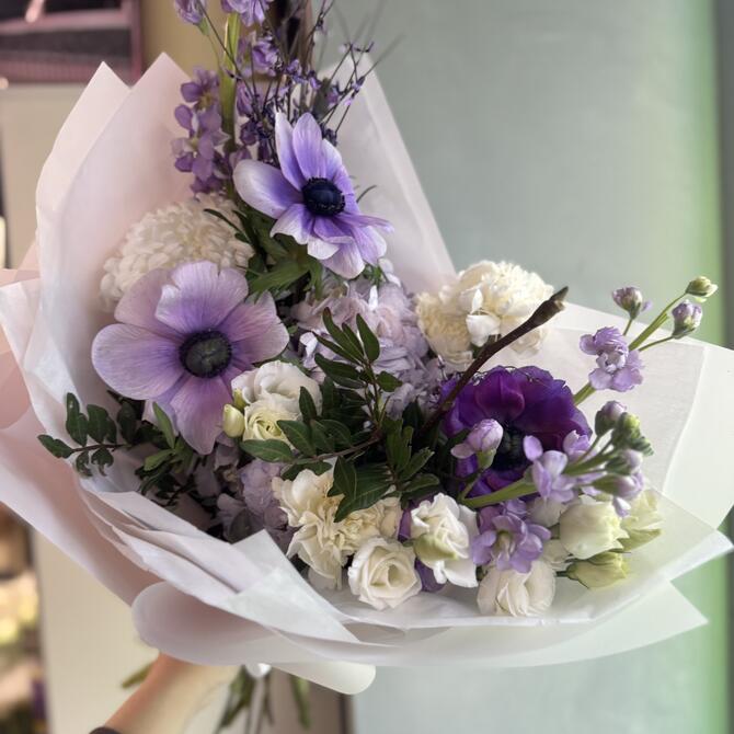 Весенний букет с анемонами в лавандовых оттенках