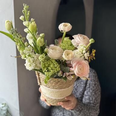 Весенняя композиция "Pink Haze" в корзине 