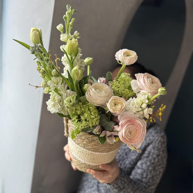 Весенняя композиция "Pink Haze" в корзине 