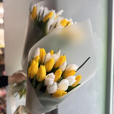 Жёлтые тюльпаны и белые ирисы S