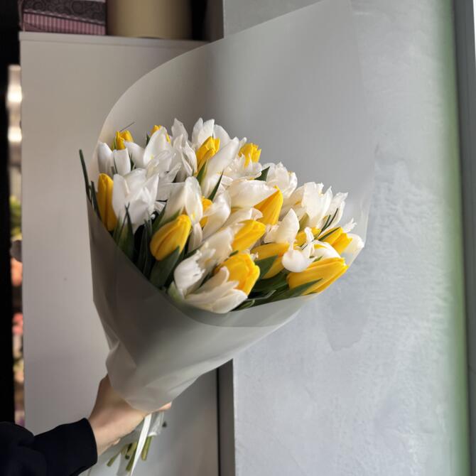 Жёлтые тюльпаны и белые ирисы M