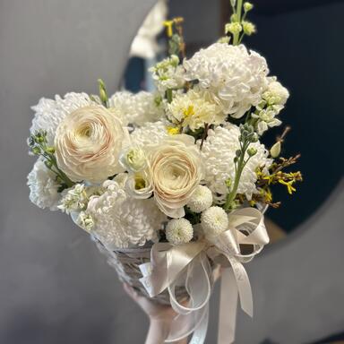 Композиция в плетеной корзине «Белый ангел»