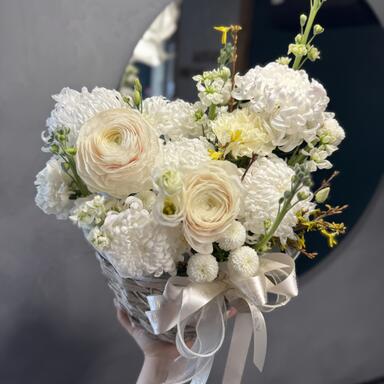 Композиция в плетеной корзине «Белый ангел»