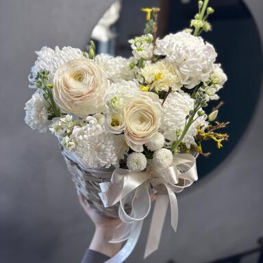 Композиция в плетеной корзине «Белый ангел»