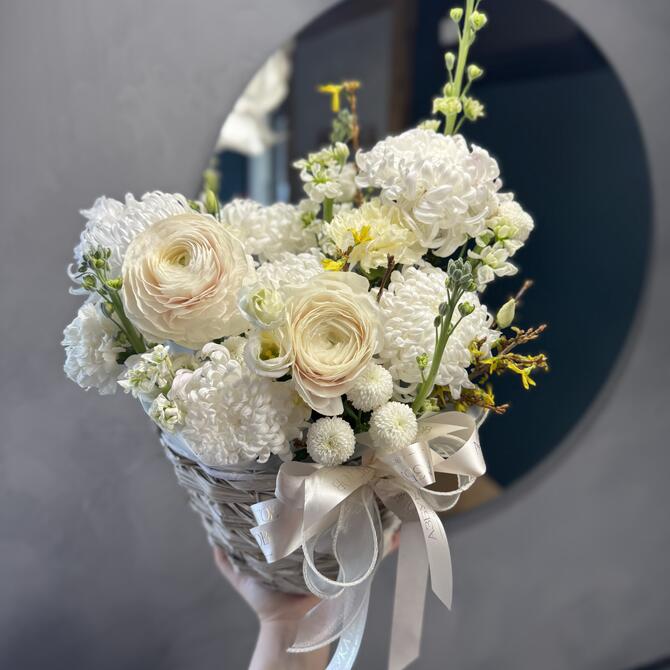 Композиция в плетеной корзине «Белый ангел»