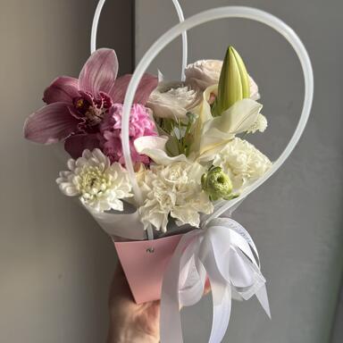 Композиция в сумочке «Аромат весны» с гиацинтами и ранункулюсами 