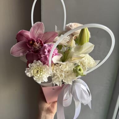 Композиция в сумочке «Аромат весны» с гиацинтами и ранункулюсами 