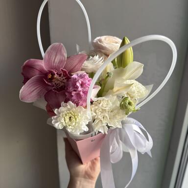 Композиция в сумочке «Аромат весны» с гиацинтами и ранункулюсами 