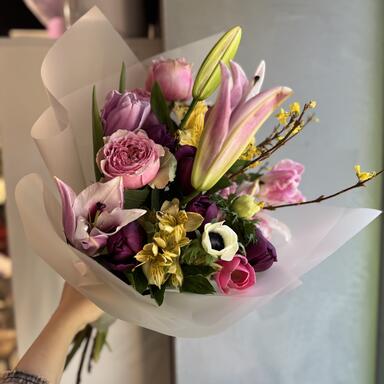 Весенний букет, тюльпаны, анемоны, лилия, альстромерия, розы 