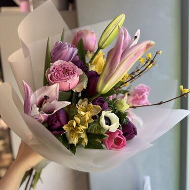 Весенний букет, тюльпаны, анемоны, лилия, альстромерия, розы 
