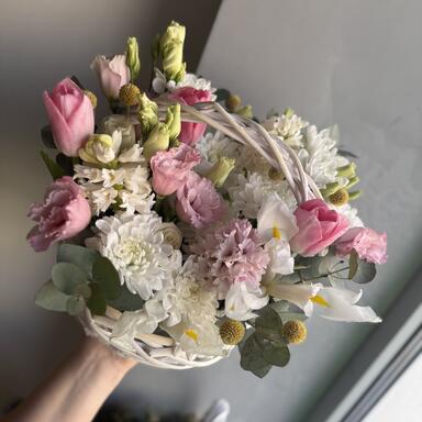 Корзина с цветами «Весеннее вдохновение» с ароматными гиацинтами 