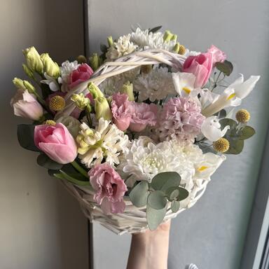 Корзина с цветами «Весеннее вдохновение» с ароматными гиацинтами 