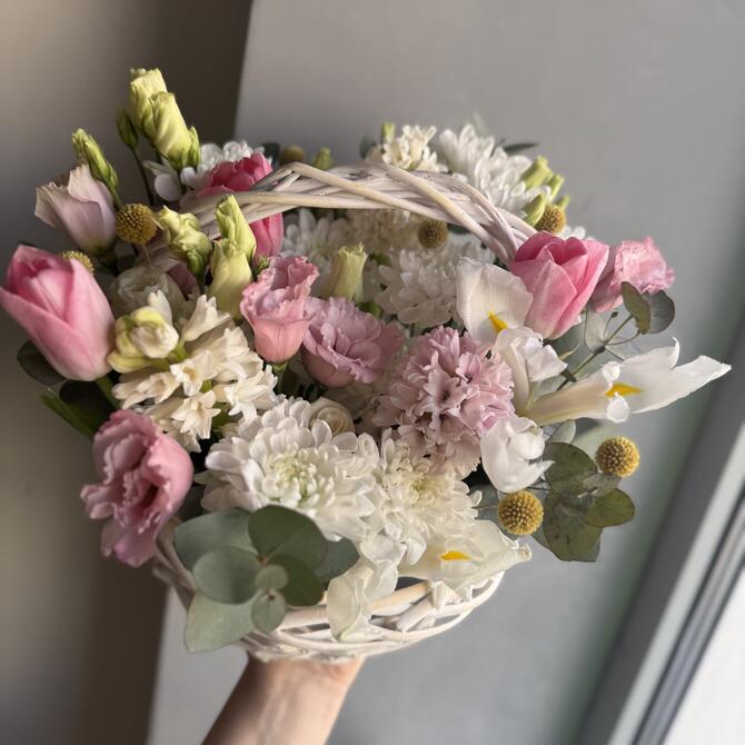 Корзина с цветами «Весеннее вдохновение» с ароматными гиацинтами 