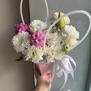 Нежная композиция в сумочке с ароматными гиацинтами и ранункулюсами 