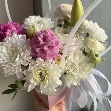 Нежная композиция в сумочке с ароматными гиацинтами и ранункулюсами 