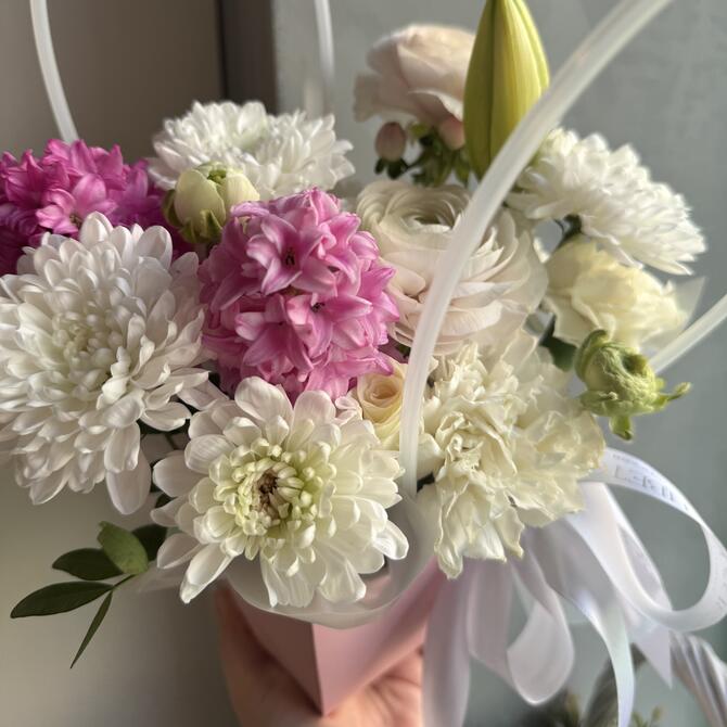 Нежная композиция в сумочке с ароматными гиацинтами и ранункулюсами 