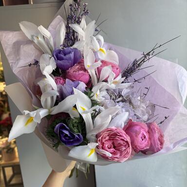 Весенний букет с белыми ирисами и анемонами 
