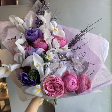 Весенний букет с белыми ирисами и анемонами 