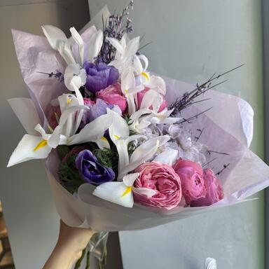 Весенний букет с белыми ирисами и анемонами 
