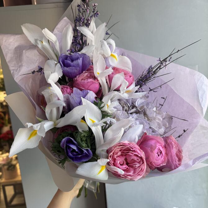 Весенний букет с белыми ирисами и анемонами 