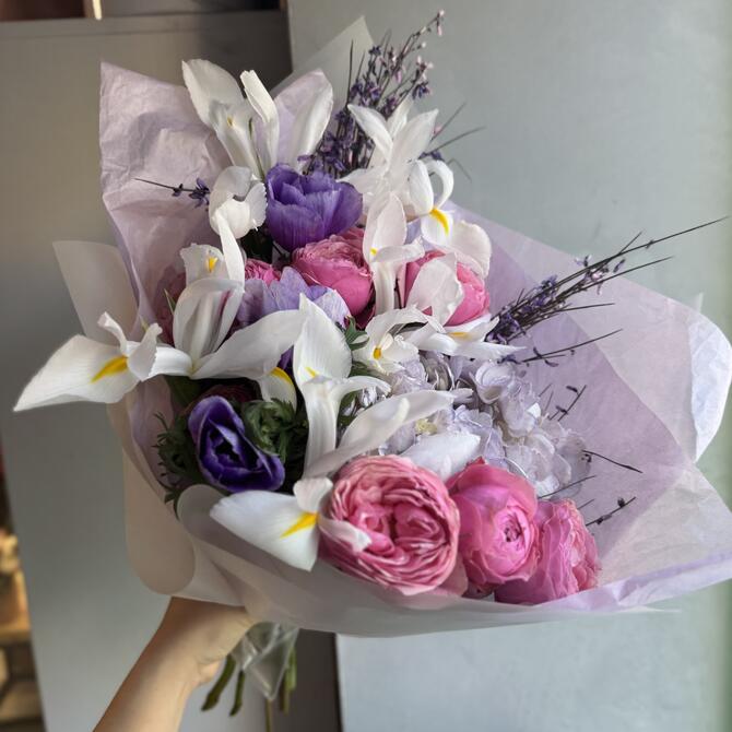 Весенний букет с белыми ирисами и анемонами 