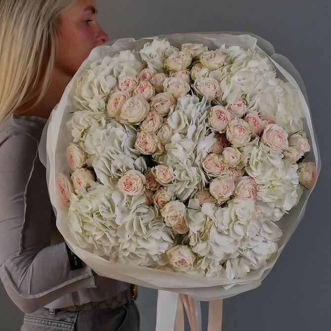 Гортензии и кремовые кустовые пионовидные розы