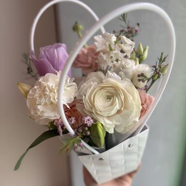 Весенняя композиция в сумочке “Lily“