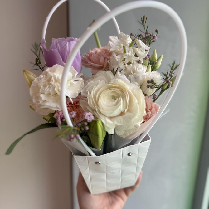 Весенняя композиция в сумочке “Lily“