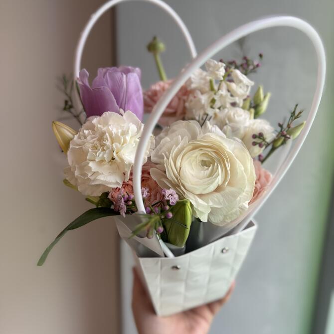 Весенняя композиция в сумочке “Lily“