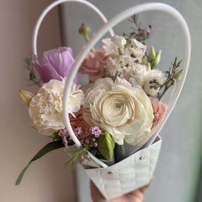 Весенняя композиция в сумочке “Lily“