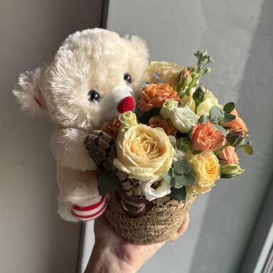 Композиция в плетеном кашпо с мягкой игрушкой 