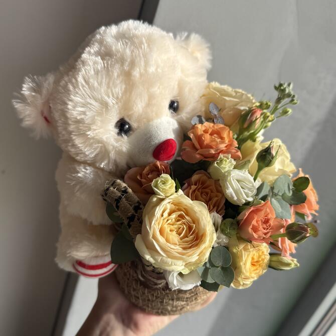 Композиция в плетеном кашпо с мягкой игрушкой 