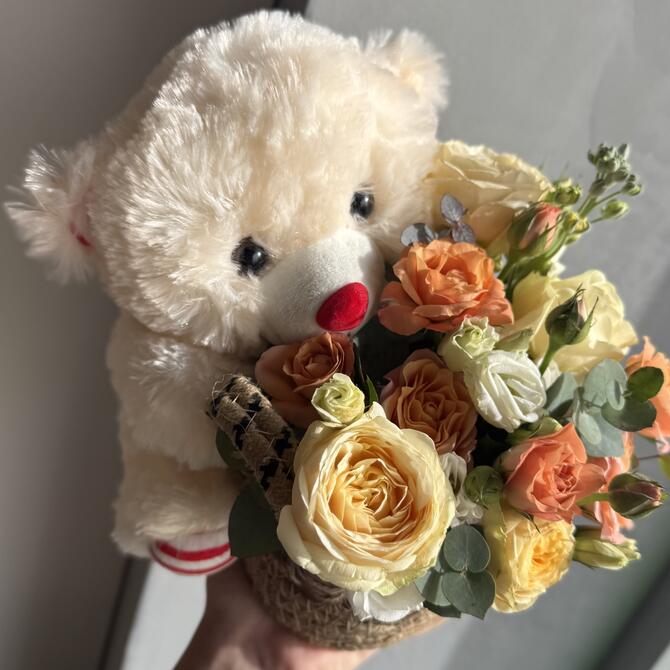 Композиция в плетеном кашпо с мягкой игрушкой 