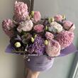 Композиция в коробке с пионами и гиацинтами 