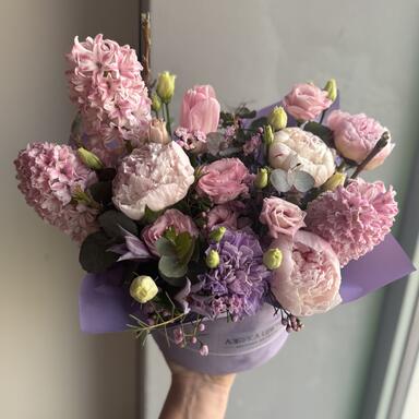 Композиция в коробке с пионами и гиацинтами 
