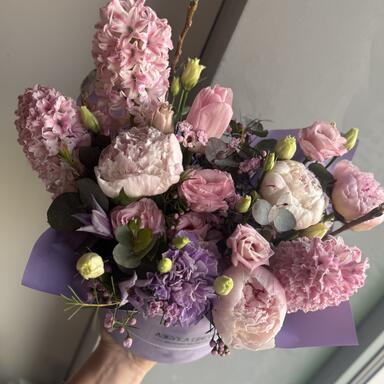 Композиция в коробке с пионами и гиацинтами 