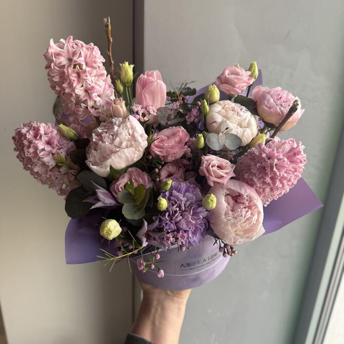 Композиция в коробке с пионами и гиацинтами 