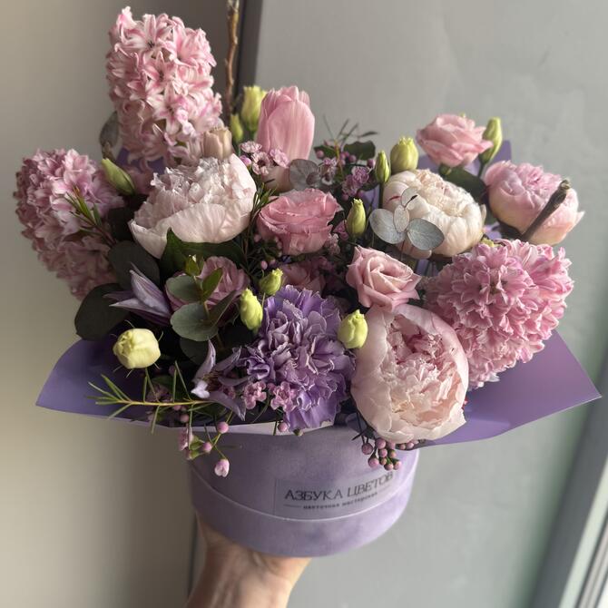 Композиция в коробке с пионами и гиацинтами 
