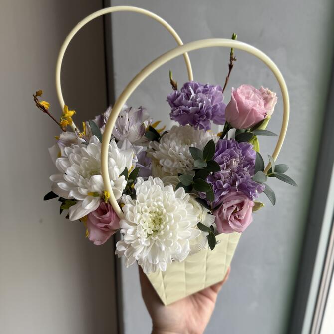 Весенняя композиция в сумочке «Лейла»