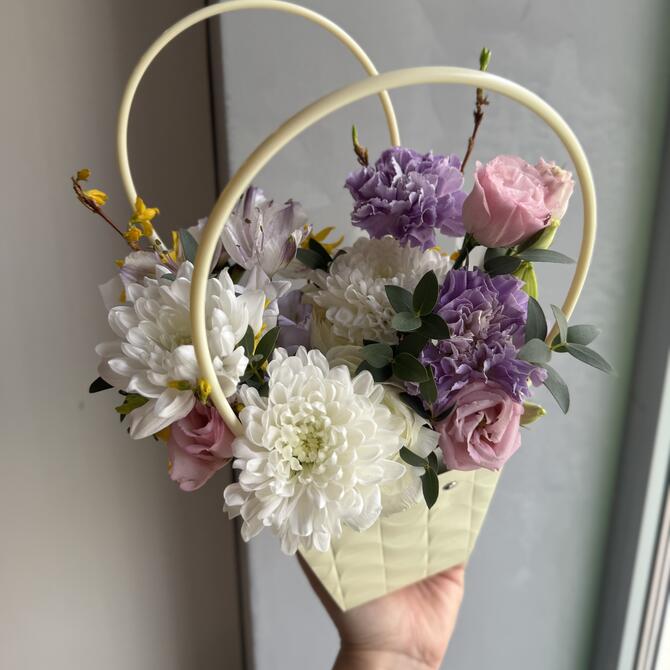 Весенняя композиция в сумочке «Лейла»