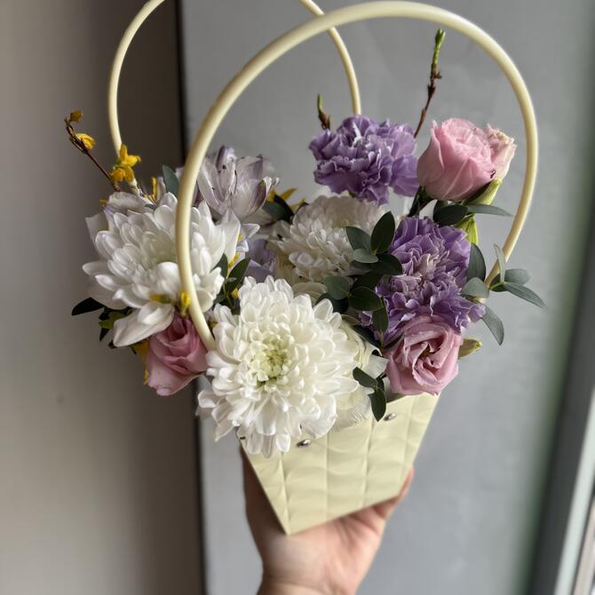 Весенняя композиция в сумочке «Лейла»