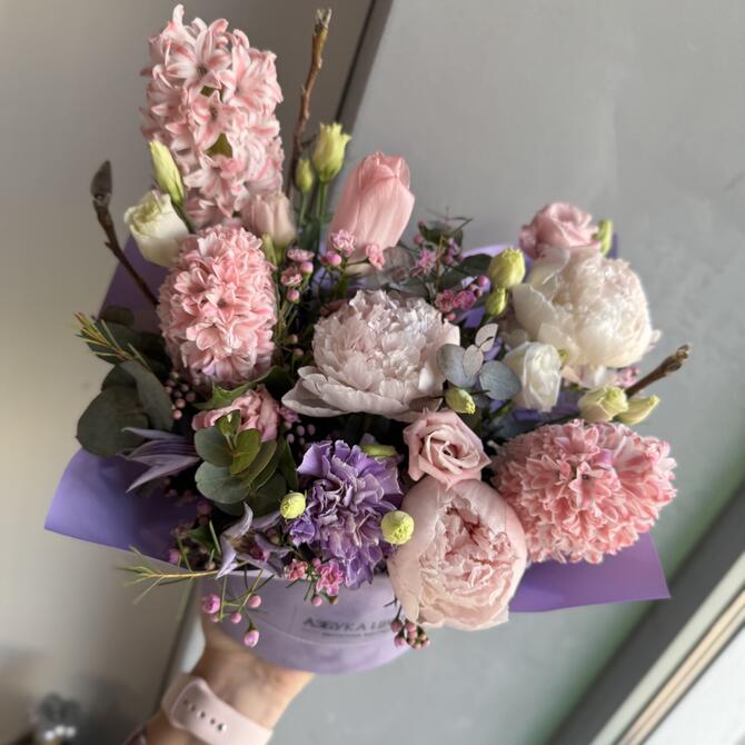 Ароматная композиция с пионами и гиацинтами в коробке 