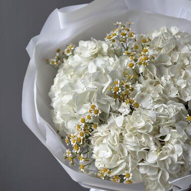 Букет "Summer Sky" с ромашками и гортензиями