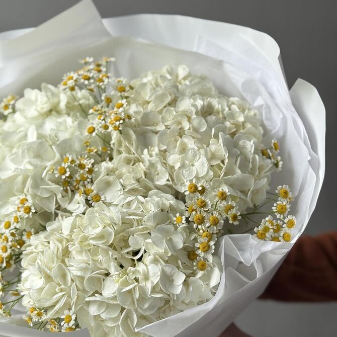 Букет "Summer Sky" с ромашками и гортензиями