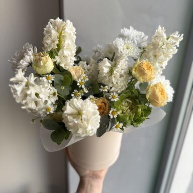 Композиция в коробке «Весна» с ароматными гиацинтами 