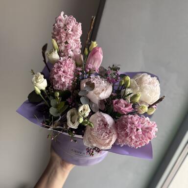 Композиция с пионами и гиацинтами с коробке 