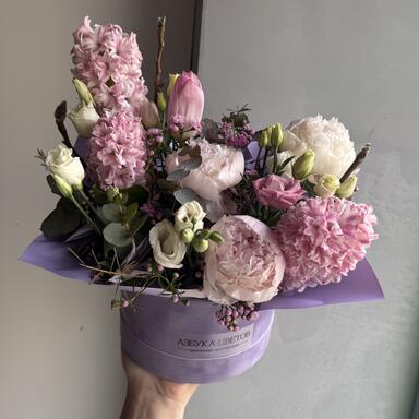 Композиция с пионами и гиацинтами с коробке 